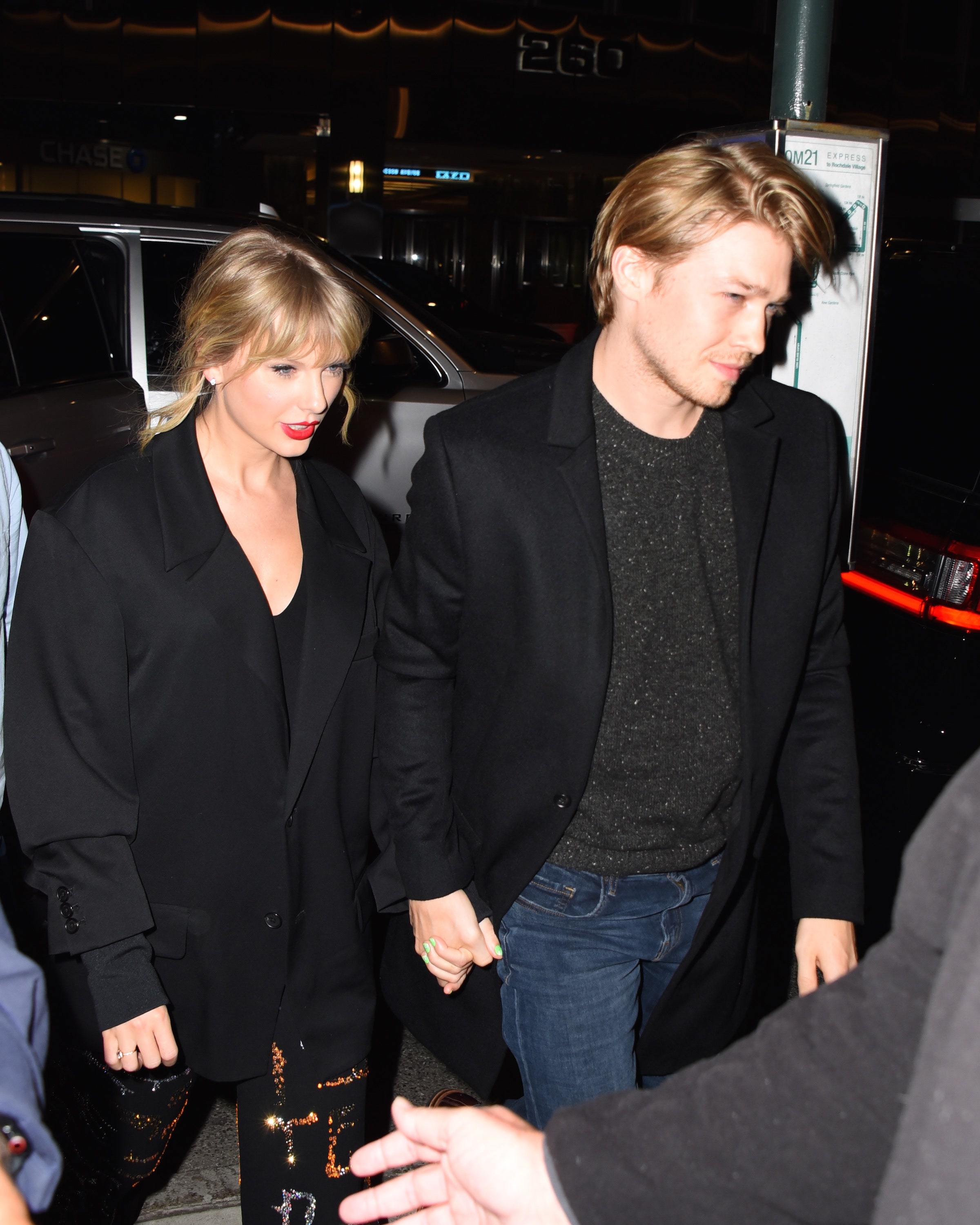 Inside Taylor Swift And Joe Alwyn Amp 39 S Cozy Quarantine Life Glamour