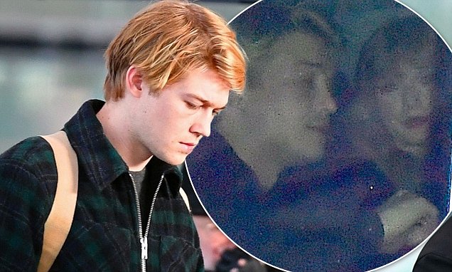 Joe Alwyn Prepares To Fly Solo From London Daily Mail Online