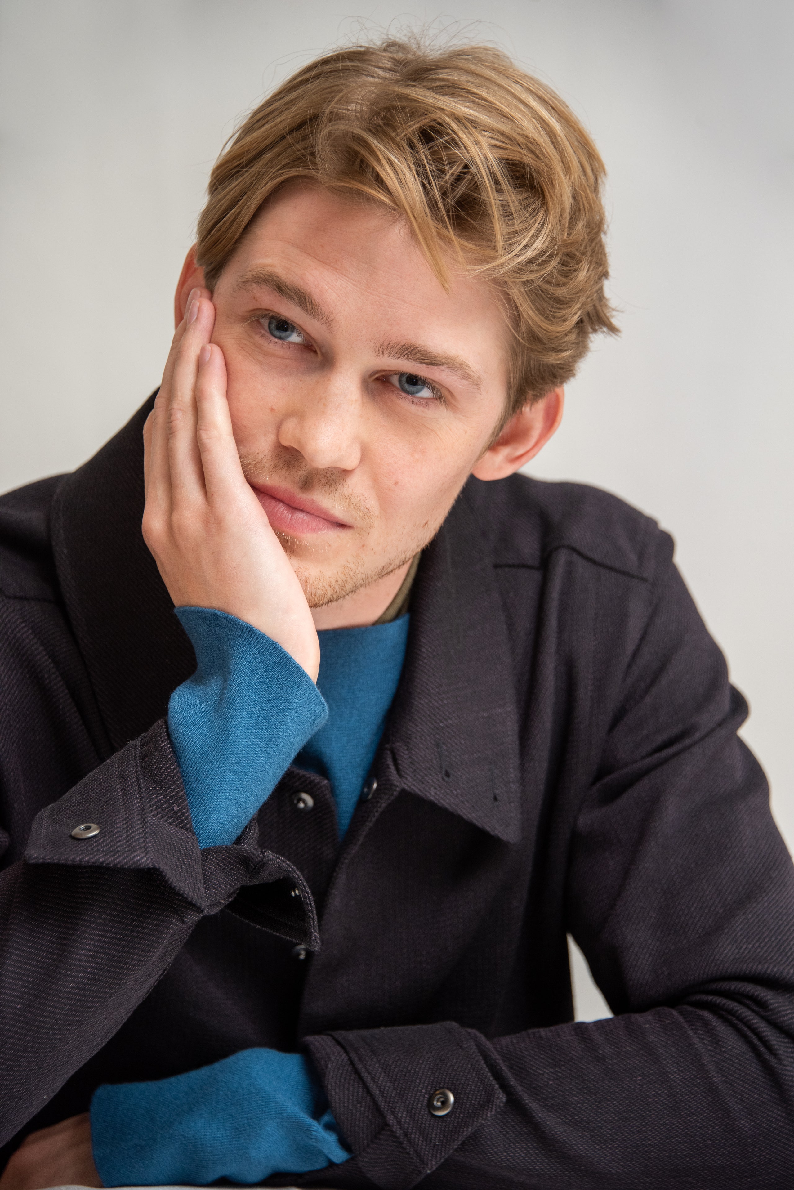 Joe Alwyn S Cat Photos Cause The Latest Taylor Swift Intrigue Vanity Fair