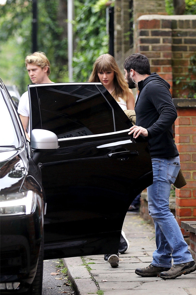 Taylor Swift And Joe Alwyn Step Out For Romantic Lunch Date In London E Online Uk