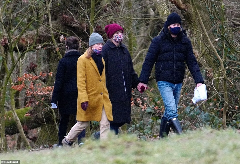 Taylor Swift Exclusive Singer Holds Hands With Beau Joe Alwyn As Couple Enjoy Stroll In London